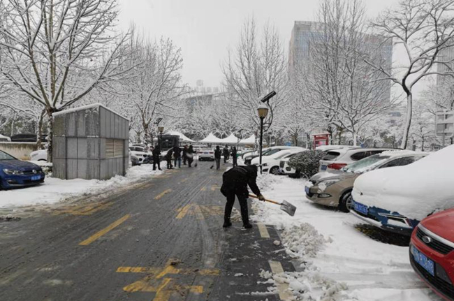 干部職工齊上陣，掃雪除冰暖民心！市住建局積極開展掃雪除冰活動